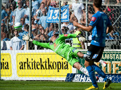 Halmstads målvakt Stojan Lukic, släpper in första målet