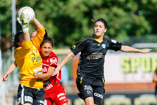 Piteås målvakt Lydia Williams tar ner bollen framför