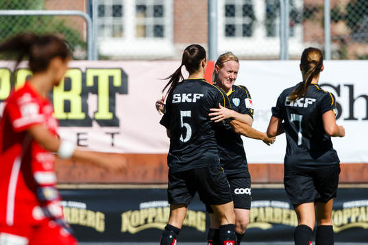 Göteborgs Marie Hammarström (m) gratuleras av Yael