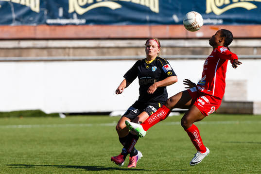 Göteborgs Sara Linden och Piteås Faith Ikidi i kamp om