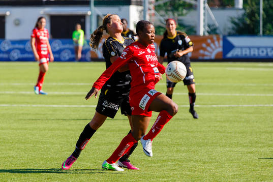 Göteborgs Catrine Dyngvold och Piteås Faith Ikidi i kamp