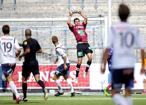 Räddning av Gefles Johan Svantesson i fotbollsmatchen