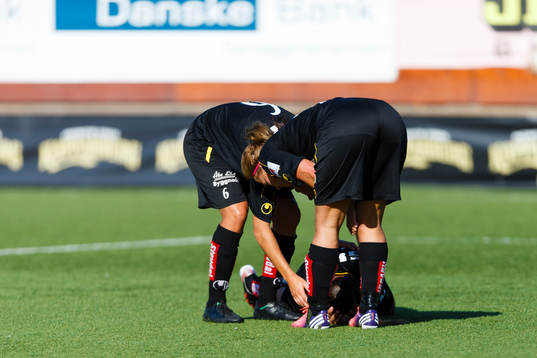 Göteborgs Beata Kollmats fär hjälp av Anna Ahlstrand och