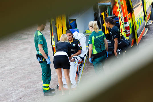 Göteborgs Beata Kollmats hämtas av ambulans