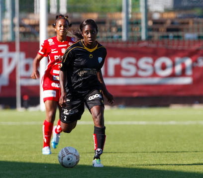Göteborgs Anita Asante med bollen