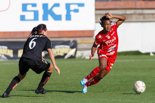 Göteborgs Anna Ahlstrand och Piteås Francisca Ordega