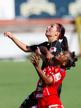 Göteborgs Anna Ahlstrand och Piteås Francisca Ordega