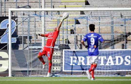 Räddning av Åtvidabergs målvakt Henrik Gustavsson i