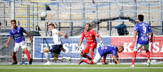 Målchans Gefle framför Åtvidabergs målvakt Åtvidabergs