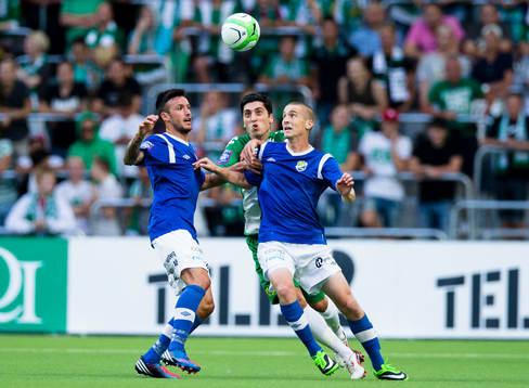 Hammarbys Nahir Besara försöker nå bollen bakom