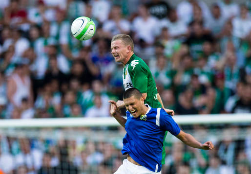 Ljungskiles Luka Mijaljevic i kamp om bollen med Hammarbys