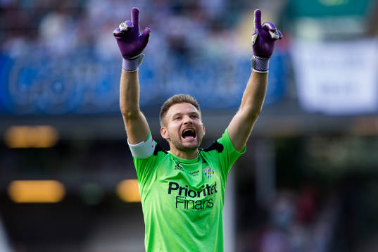 IFK Göteborgs målvakt John Alvbåge jublar
