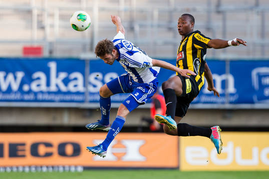 IFK Göteborgs Emil Salomonsson vinner en luftduell mot