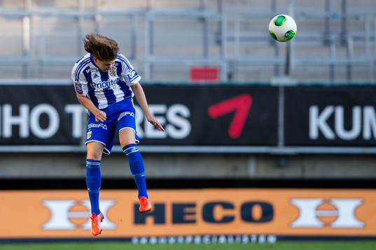 IFK Göteborgs Darijan Bojanic nickar undan bollen
