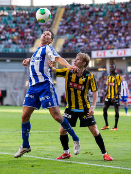 IFK Göteborgs Philip Haglund täcker bollen för Häckens