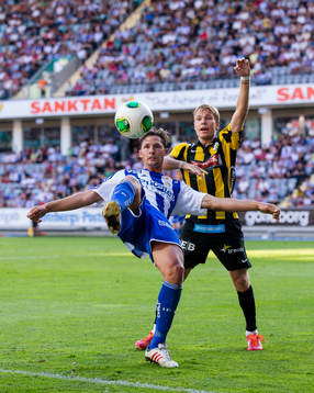 IFK Göteborgs Philip Haglund täcker bollen för Häckens