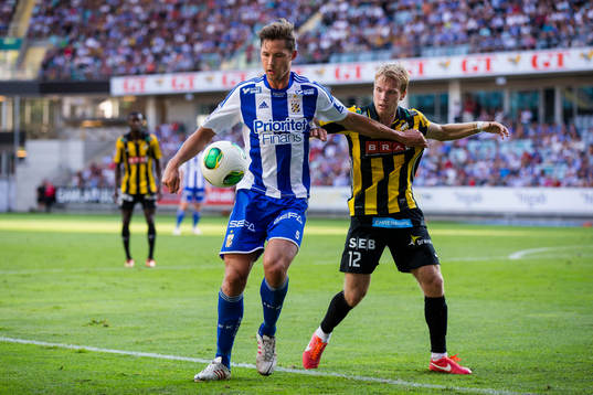 IFK Göteborgs Philip Haglund täcker bollen för Häckens