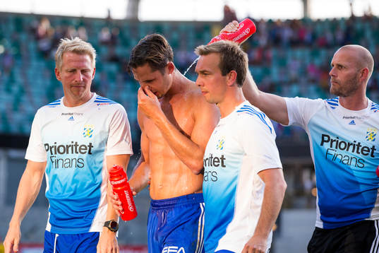 IFK Göteborgs Philip Haglund får sin rygg avkyld