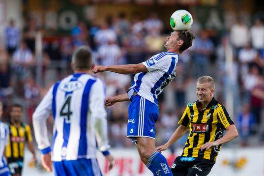 IFK Göteborgs Philip Haglund når högst i luften före