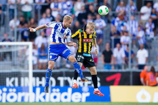 IFK Göteborgs Robin Söder i luftkamp med Häckens Oscar