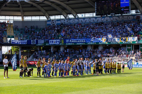 Lineup och presentation innan fotbollsmatchen i allsvenskan