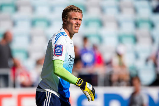IFK Göteborgs reservmålvakt Marcus Sandberg värmer upp