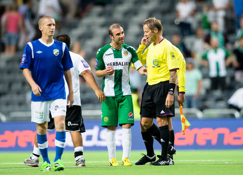 Hammarbys Kennedy Bakircioglü diskuterar med domare Lars