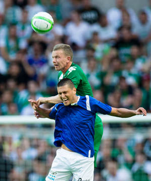 Ljungskiles Luka Mijaljevic i kamp om bollen med Hammarbys