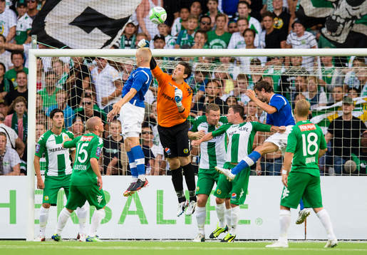 Hammarbys målvakt Johannes Hopf i en duell med Ljungskiles