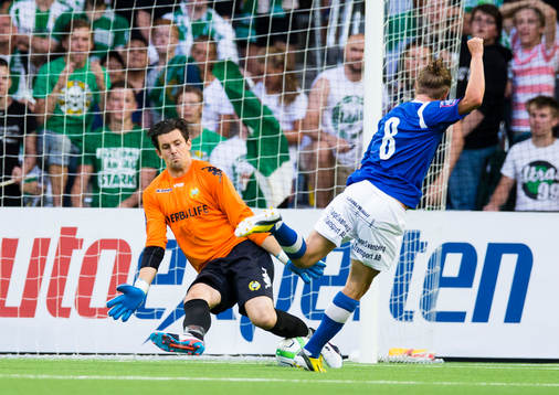Hammarbys målvakt Johannes Hopf räddar ett skott av