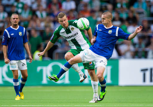 Hammarbys Thomas Guldborg Christensen i kamp om bollen med