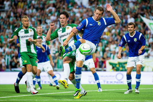 Hammarbys Robin Tranberg i kamp om bollen med Ljungskiles
