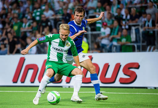 Hammarbys Erik Sundin i kamp om bollen med Ljungskiles