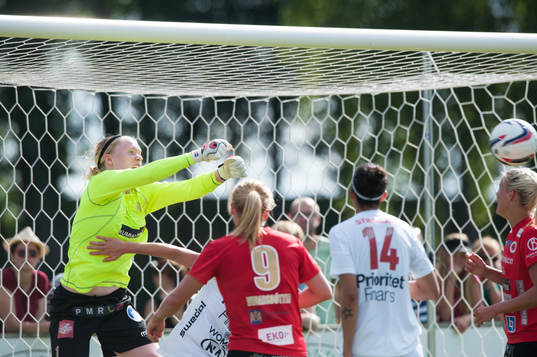 Hedvig Lindahl, målvakt, Kristianstad, boxar bort bollen,