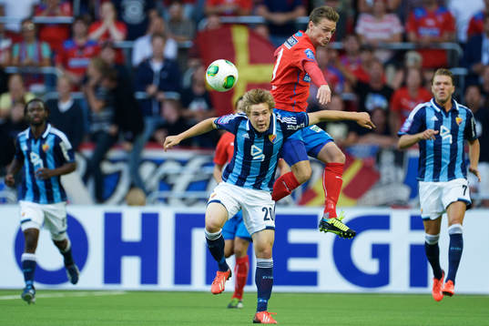 Djurgårdens Simon Tibbling utmanas av Helsingborgs Arnor