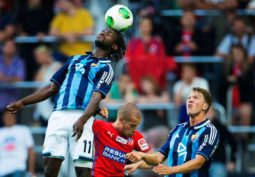 Djurgårdens Amadou Jawo och Martin Broberg i en duell med