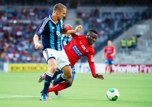Djurgårdens Mattias Östberg utmanas av Helsingborgs David