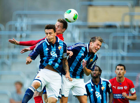 Djurgårdens Erton Fejzullahu och Martin Broberg i en