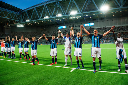 Djurgårdsspelarna jublar mot publiken