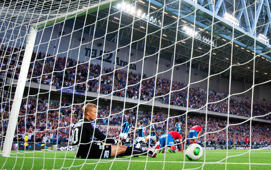 Helsingborgs målvakt Pär Hansson deppar samtidigt som