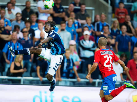 Djurgårdens Amadou Jawo tar ner bollen