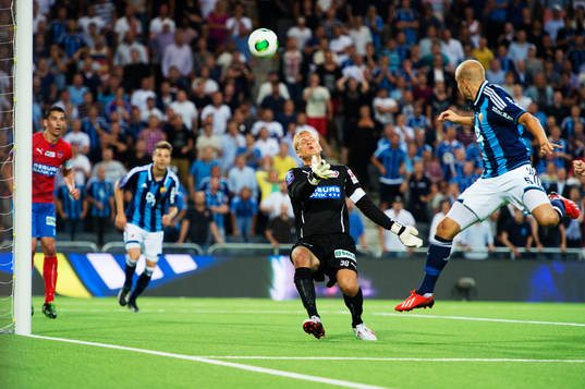 Helsingborgs målvakt Pär Hansson utmanas av Djurgårdens