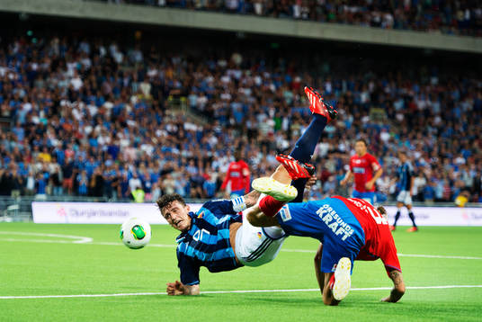 Djurgårdens Erton Fejzullahu stoppas av Helsingborgs