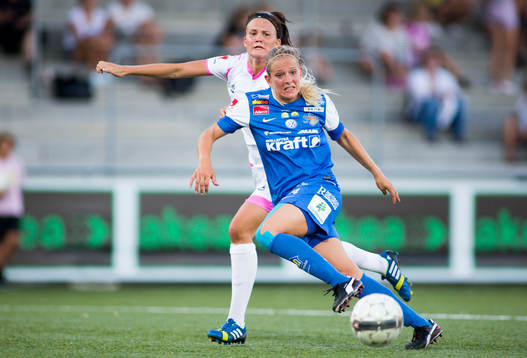 Sunnanås Sandra Betschart försöker täcka undan bollen