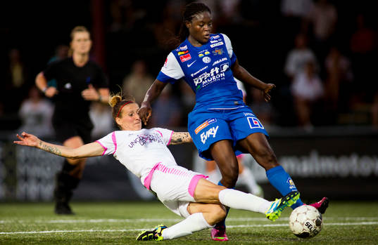 LDB Malmös Anja Mittag i kamp om bollen med Sunnanås
