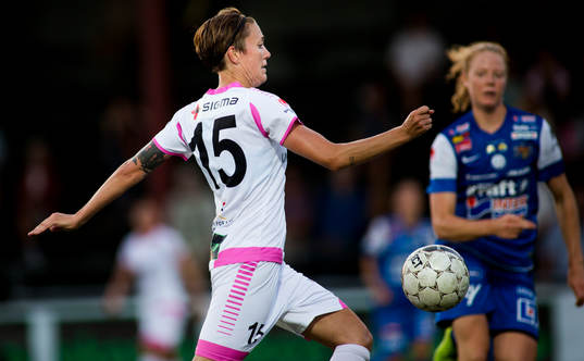 LDB Malmös Therese Sjögran strax innan hon skjuter in 3-0