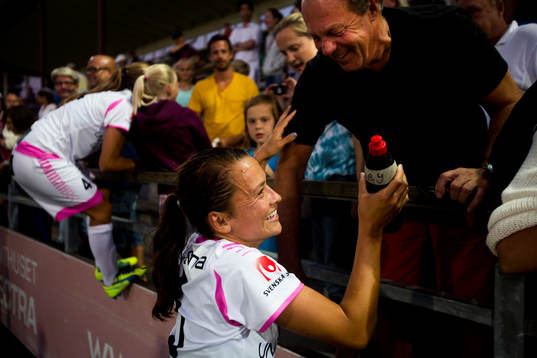LDB FC Malmös Alexandra Riley jublar med fansen