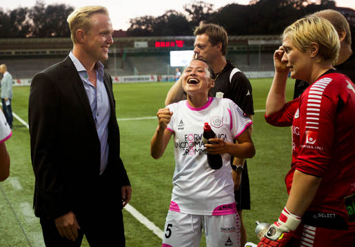 LDB FC Malmös tränare Jonas Eidevall skojar med Alexandra