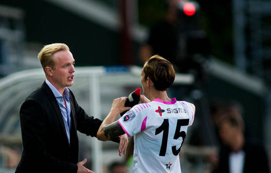 LDB FC Malmös tränare Jonas Eidevall pratar med Therese