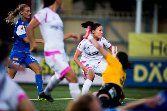 LDB FC Malmös Katrine Veje är nära att göra mål i ett